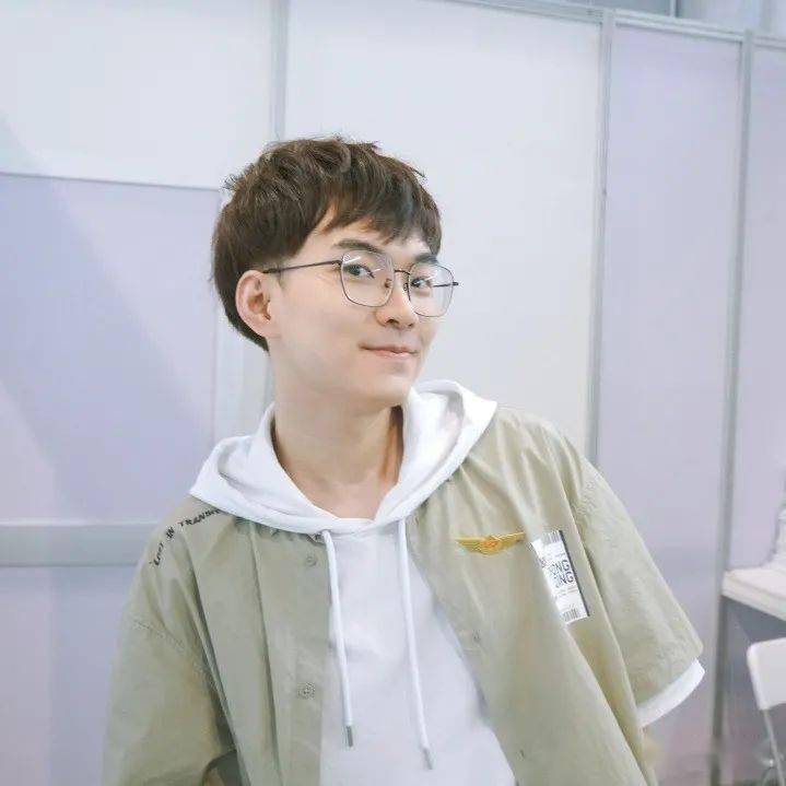 首轮嘉宾一共九位,有柯暮卿,鹏小胖,黑石稔,风袖,小忻,张沛,不一,修缘