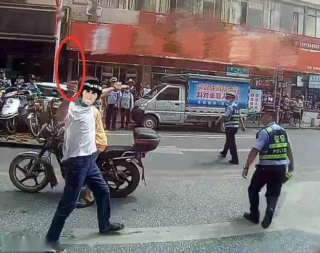 公安了解到,该男子其因曾经无牌无证驾车被交警查扣而对交警不满,并对