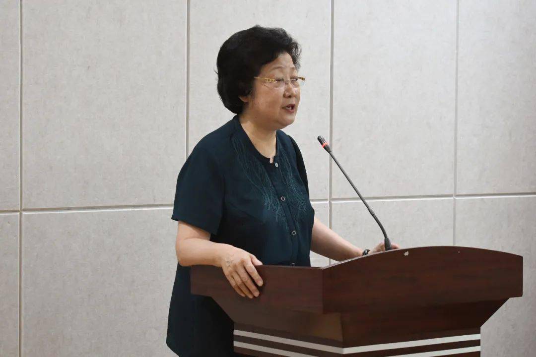 她首先代表苏士澍老会长和平心堂创办人张晓彤向大家的到来表示欢迎