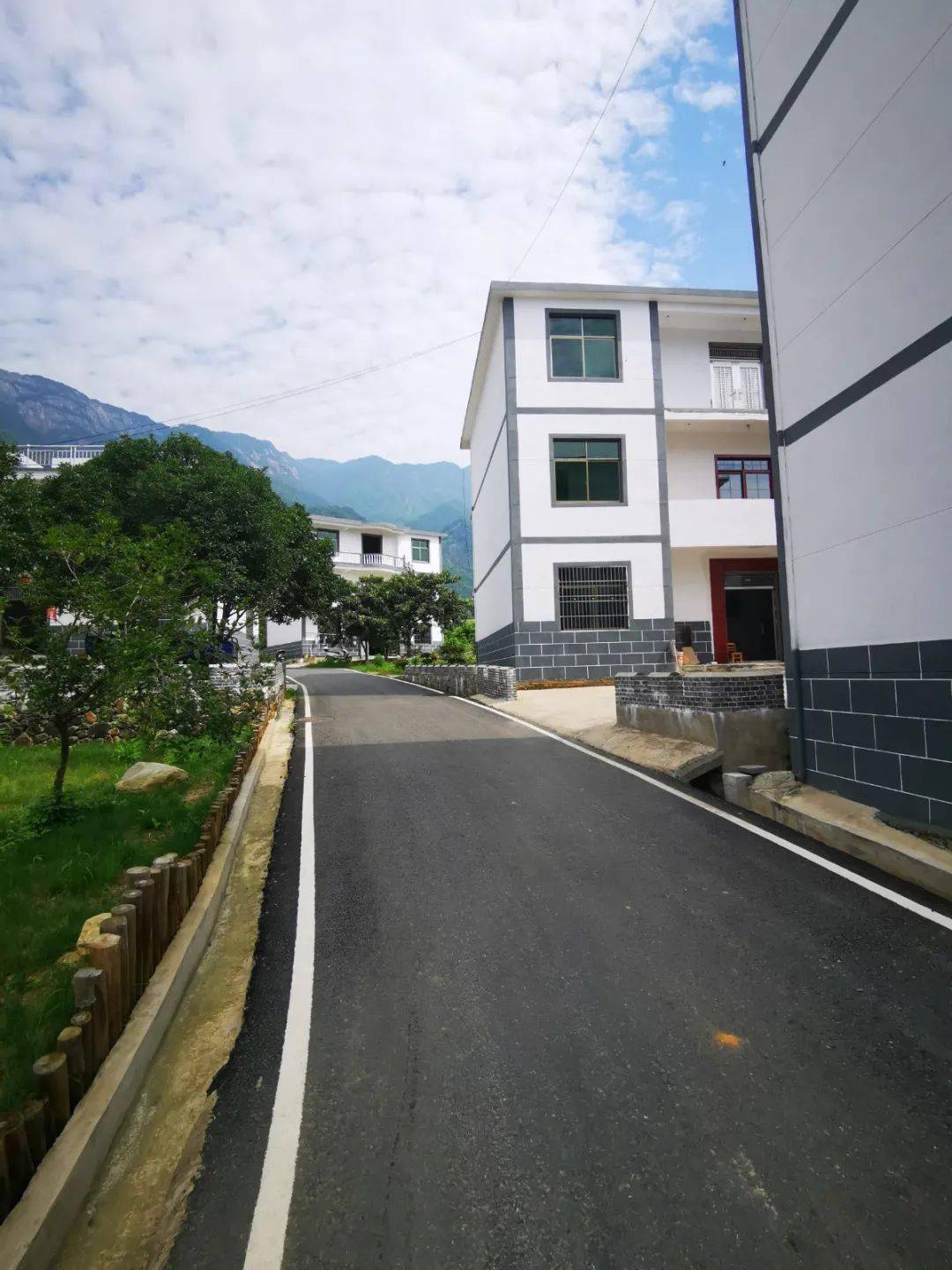 温泉镇东山村观门口美丽新农村