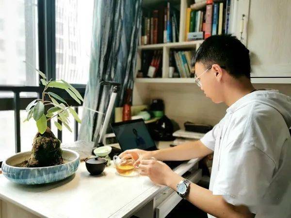 点赞昭通学子邱子涵点滴积累用试卷和书本铺出未来