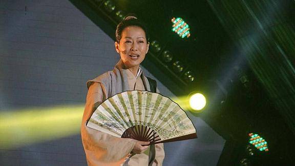 叶童模仿好友梅艳芳经典造型唱亲密爱人台下瞿颖感动落泪