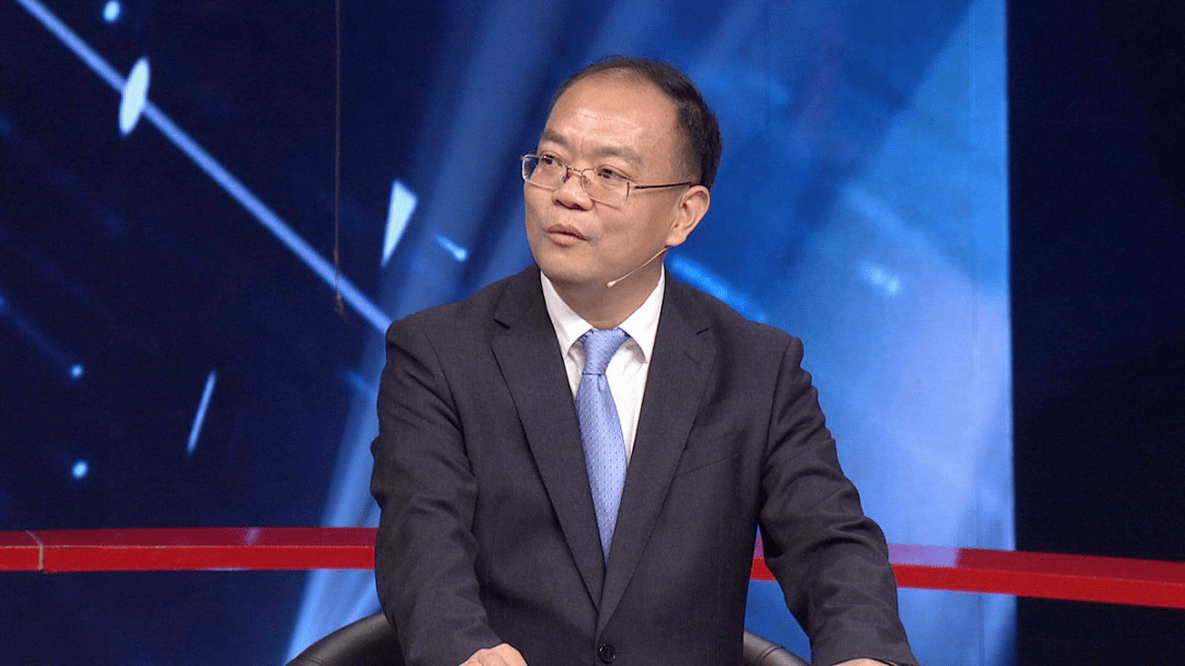 财经评论员石述思则将"服务贸易就在每一个人的身边"进行了浅显易懂