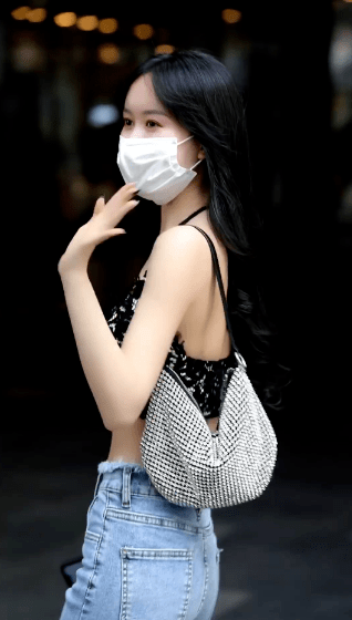 穿黑色吊带的小姐姐简洁穿搭衬托独特气质尽显女人味