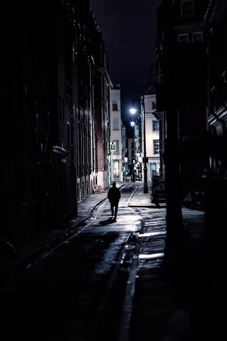 edo zollo更喜欢于午夜在伦敦的街头进行活动