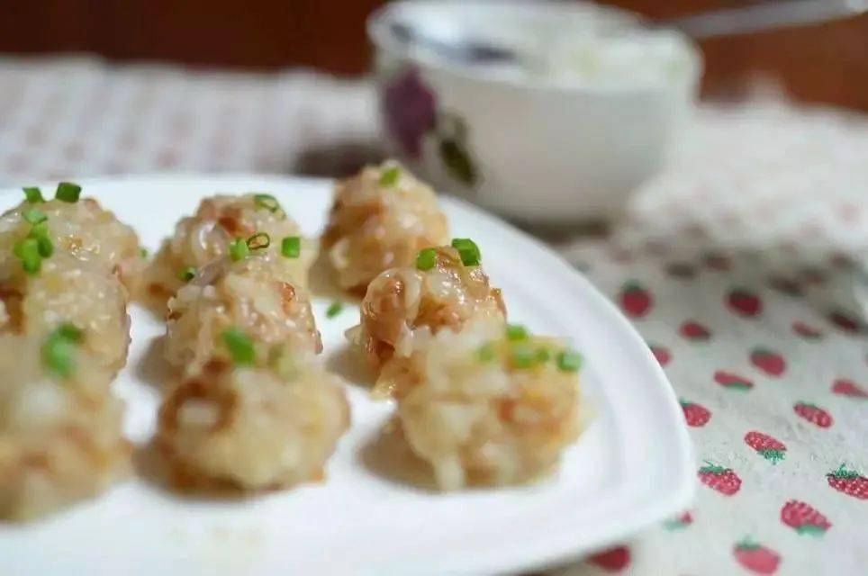 松口炸肉丸新梅互联 摄炸肉丸是松口镇的特色美食,在松口几乎所有饭店