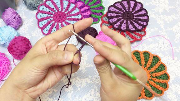 第一集,隔热垫杯垫钩编方法,长针的钩法详情讲解先起立三个辫子