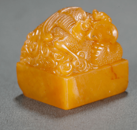 中国印石种类繁多,细分起来约有数百种,其中,鸡血石,田黄石和青山灯光