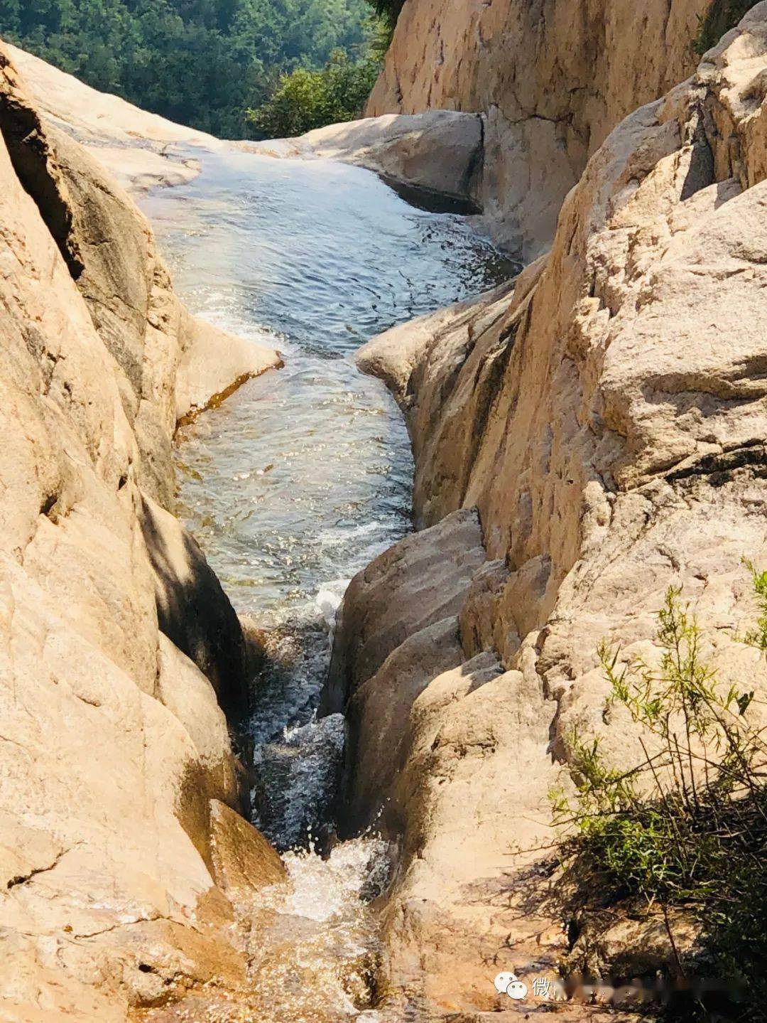 在河北保定易县大山深处有一个美丽的小山村