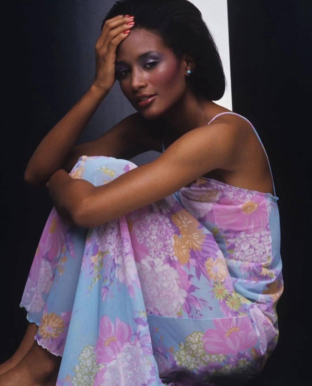 她曾是至尊黑人超模,如今67岁再次出圈!_beverly