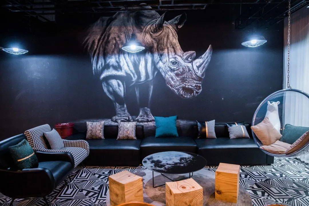 他听不见,却不妨碍他熟练使用多种"语言"_胡士群