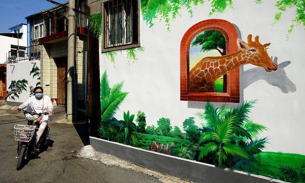 河南许昌老街道换新貌墙画成街头一景