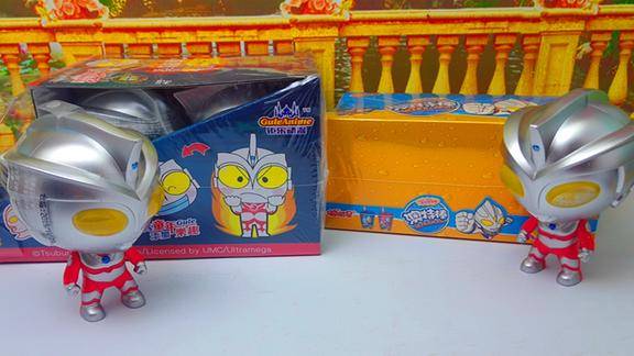 玩具开箱试玩:奥特曼零食大礼盒