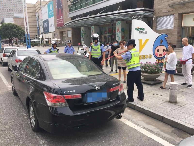 佛山1歲娃被困車內,車被鎖了!粗心媽媽後悔不已