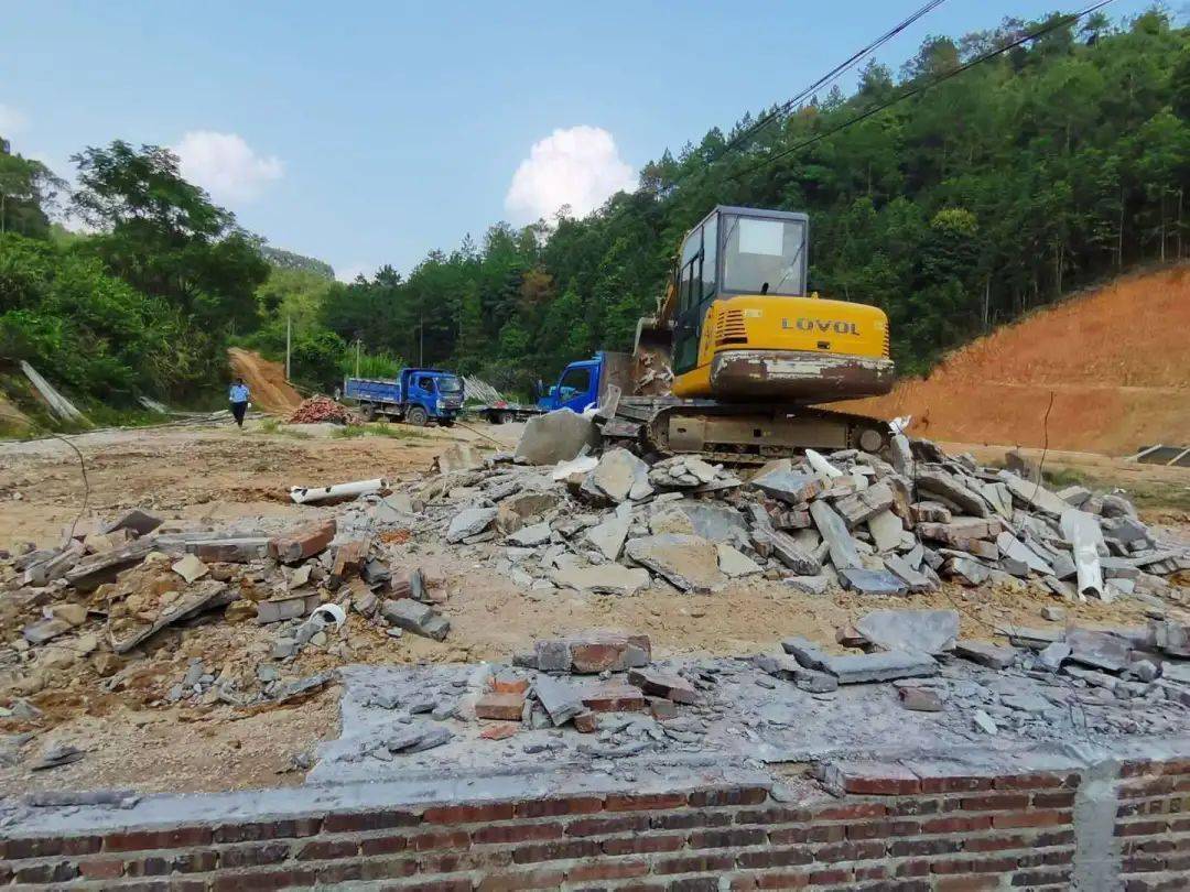 五华长布镇强制拆除违建猪场!面积达1000平方米