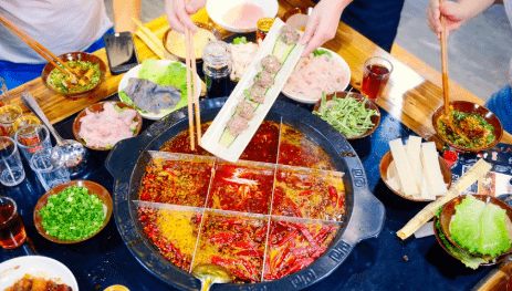 九宫格火锅是重庆火锅极具代表性的形态 邹乐 摄