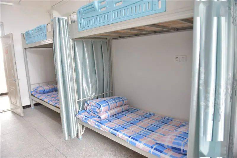 大量学生和家长拎着大包小包向着盐源中学二校区走去