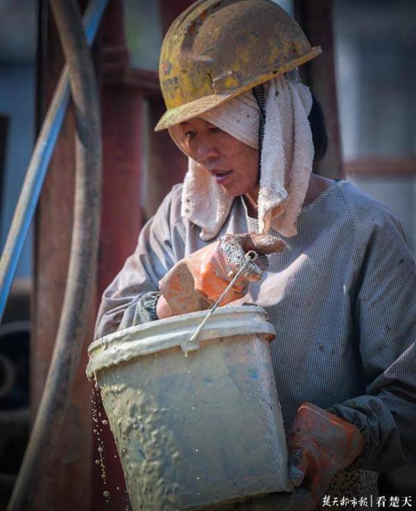 钻探工地上一对母子搭档马达轰鸣中笑对生活艰辛