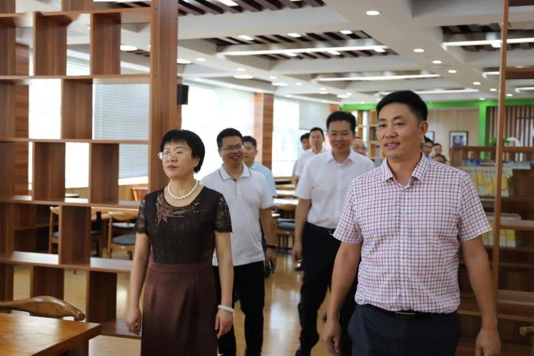 参观完毕后,裘超与赵文虎分别向镇中王吾云老师与镇中校长李招军表示