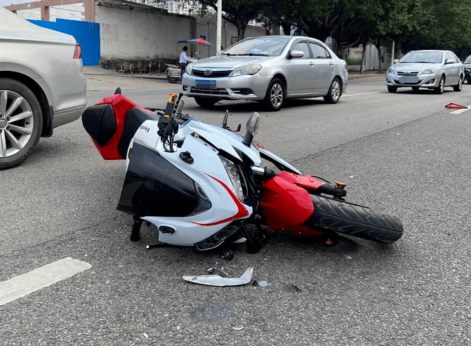 摩托车摔车图片滑倒图片