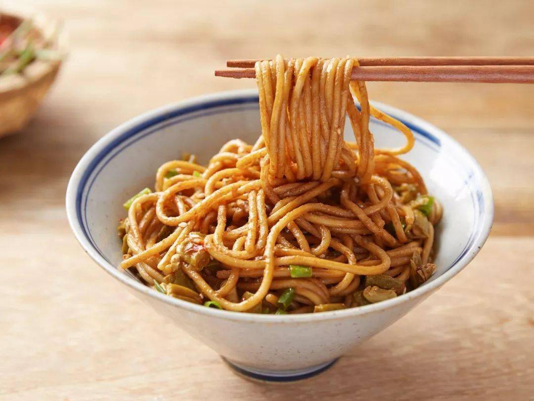 10分钟做好一碗热干面扑鼻的芝麻香太好吃了
