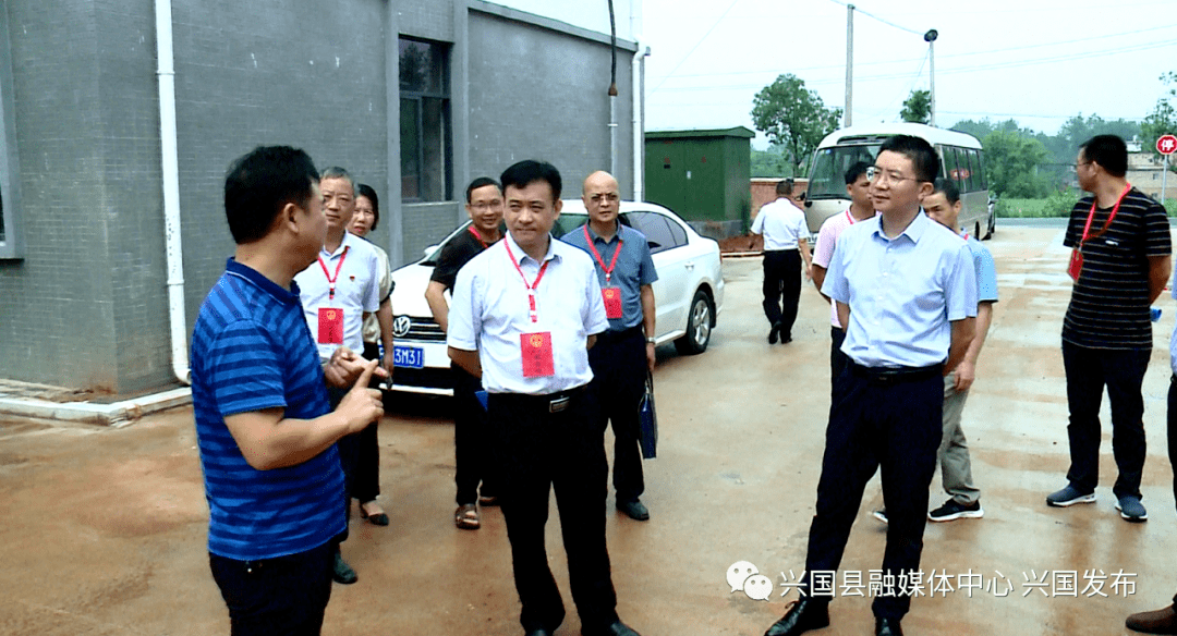 县委常委,县政府副县长刘大刚,县人大常委会副主任江华出席相关活动.