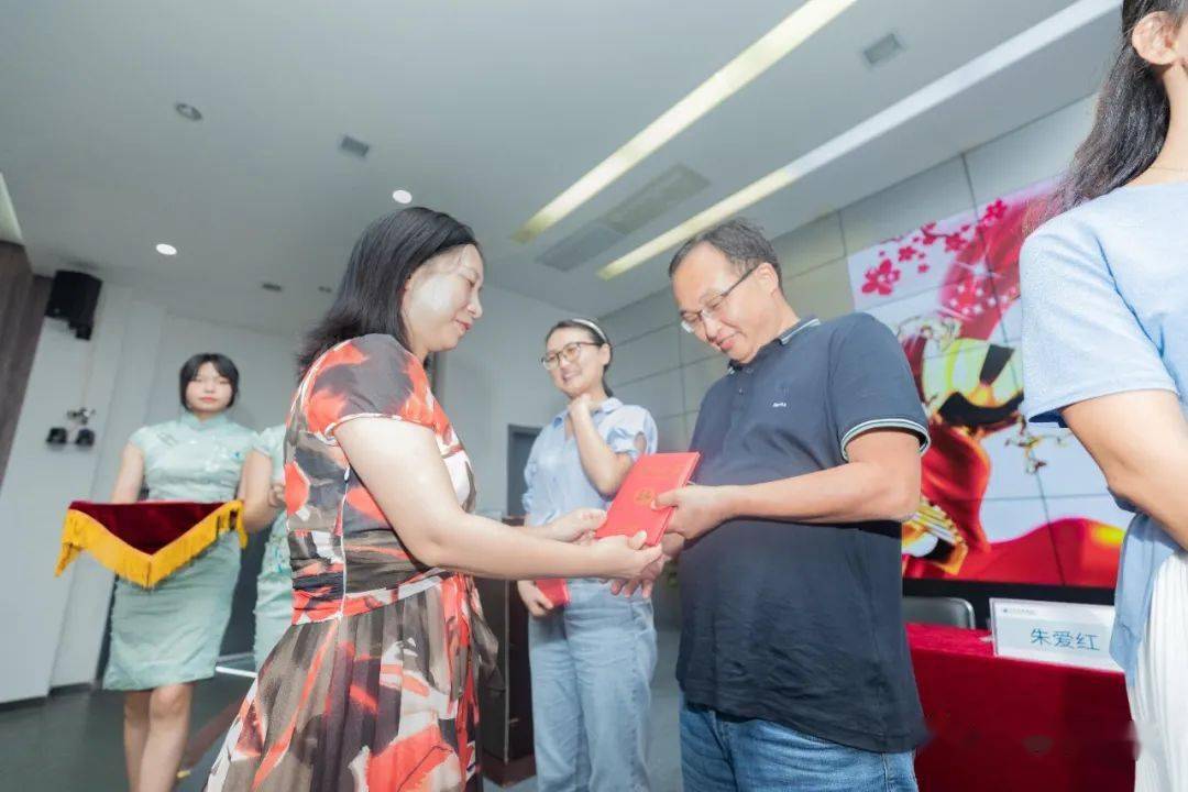 党委副书记王显卓宣读了《关于表彰2019-2020学年优秀团队和优秀个人