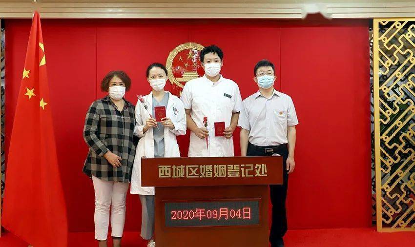 体验进行时民政局一把手走流程见证白衣战士幸福时刻