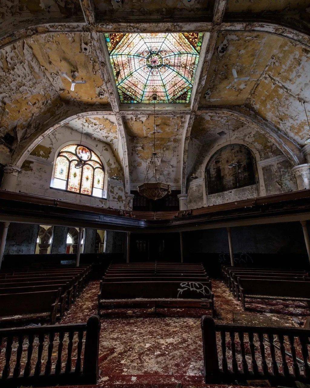 时间在此裂开一道峡谷,而她纵身一跃_森特勒利亚