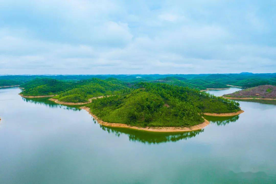 入眼的只是一片水域与两三个小岛屿站在金窝水库的大坝上望去和美丽的