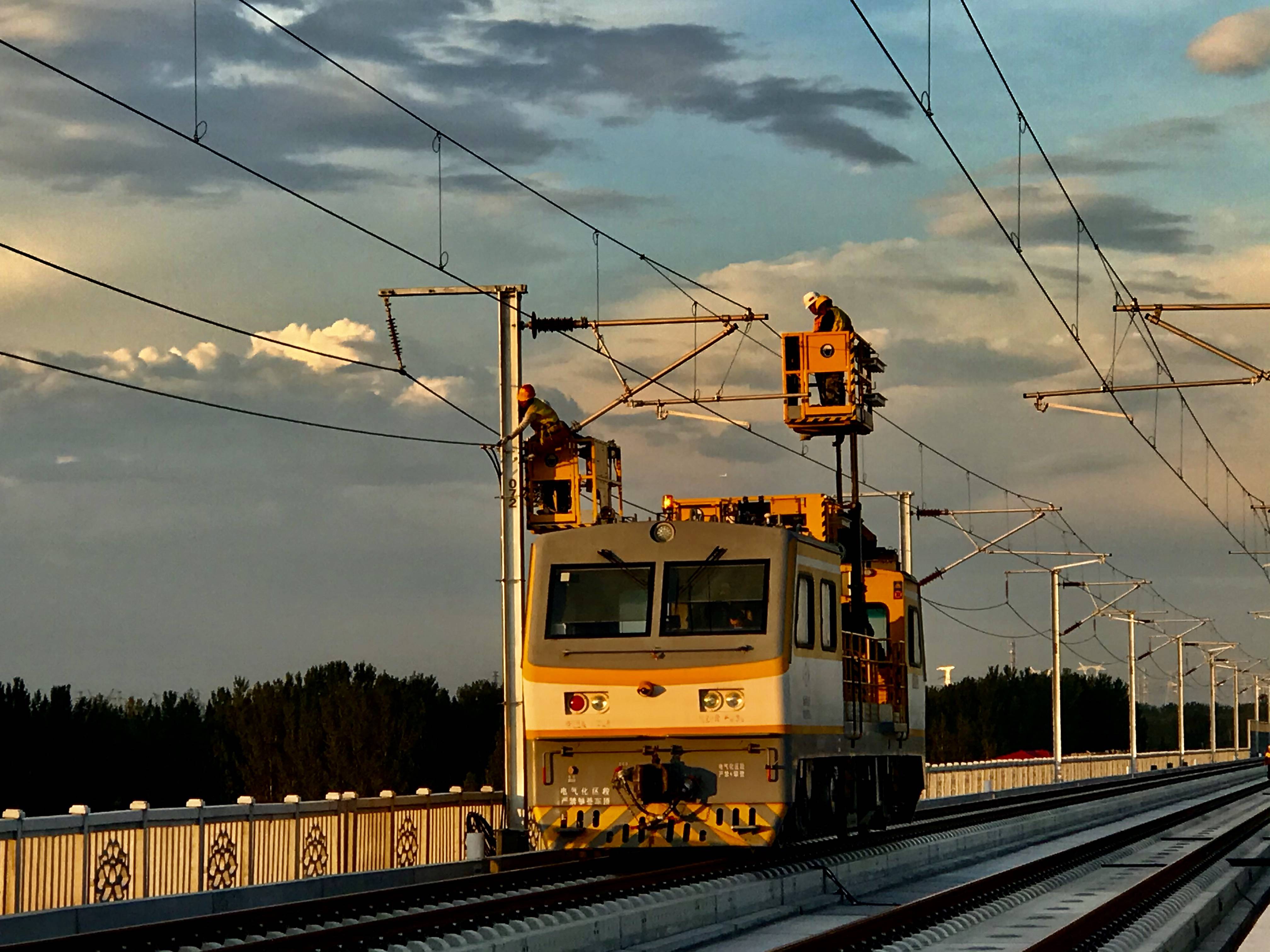 我国智能高铁"新标杆"京雄城际全线接触网贯通_新华社