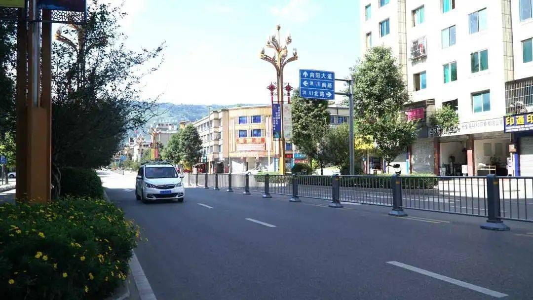 创文进行时县城道路安装隔离护栏市民出行更加顺畅