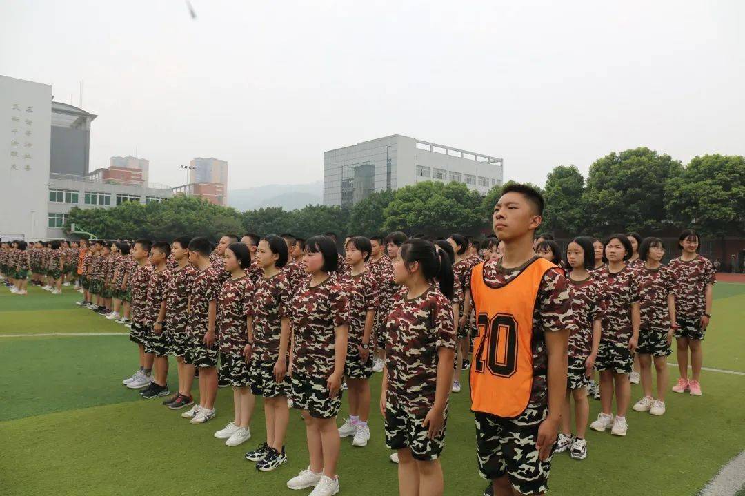 二外学子身姿矫健,练兵场上展风采——泸二外2022届军训总结大会