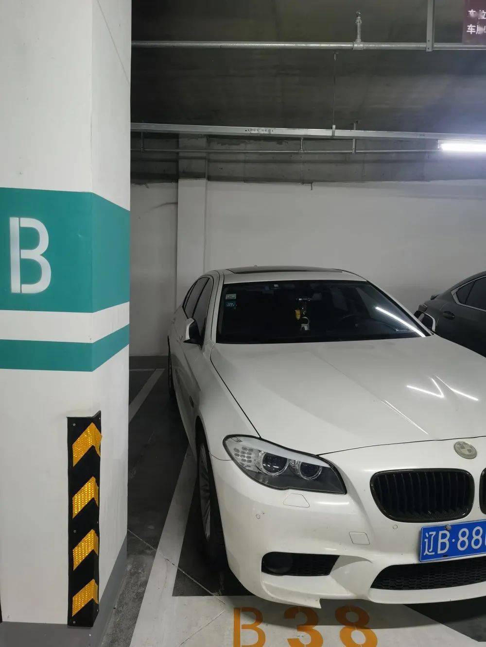 文明风景线市民发明斜式停车法解决停车难题