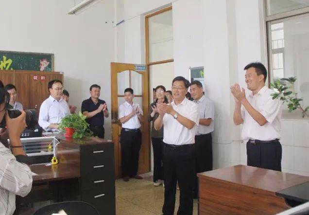 67金秋送慰问情暖教师节县委书记刘飞到临沭一中开展教师节走访慰问