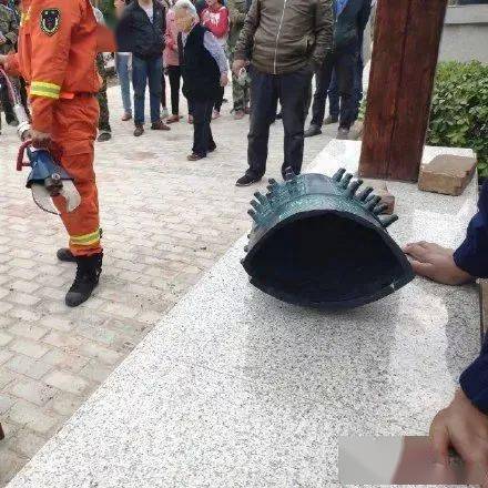 男童将痰盂套头上卡住爷爷奶奶直接把他抱到消防队