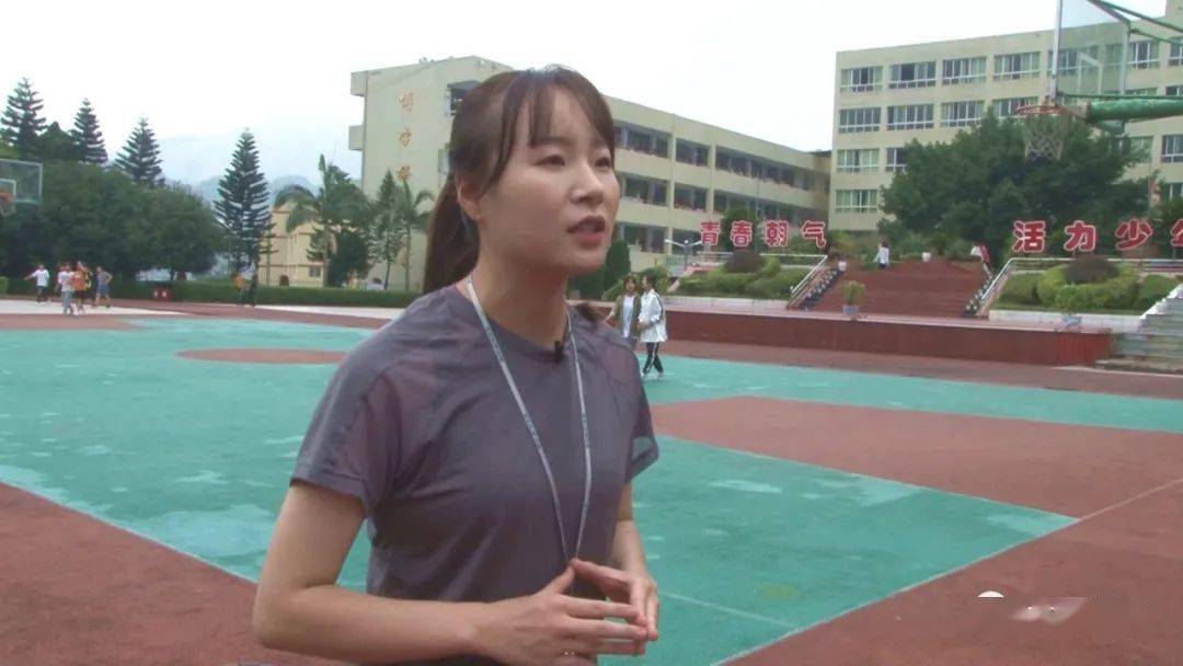 还有长绳,我们跑步时候有的同学有点慢……"一大早,筠连县第三中学的