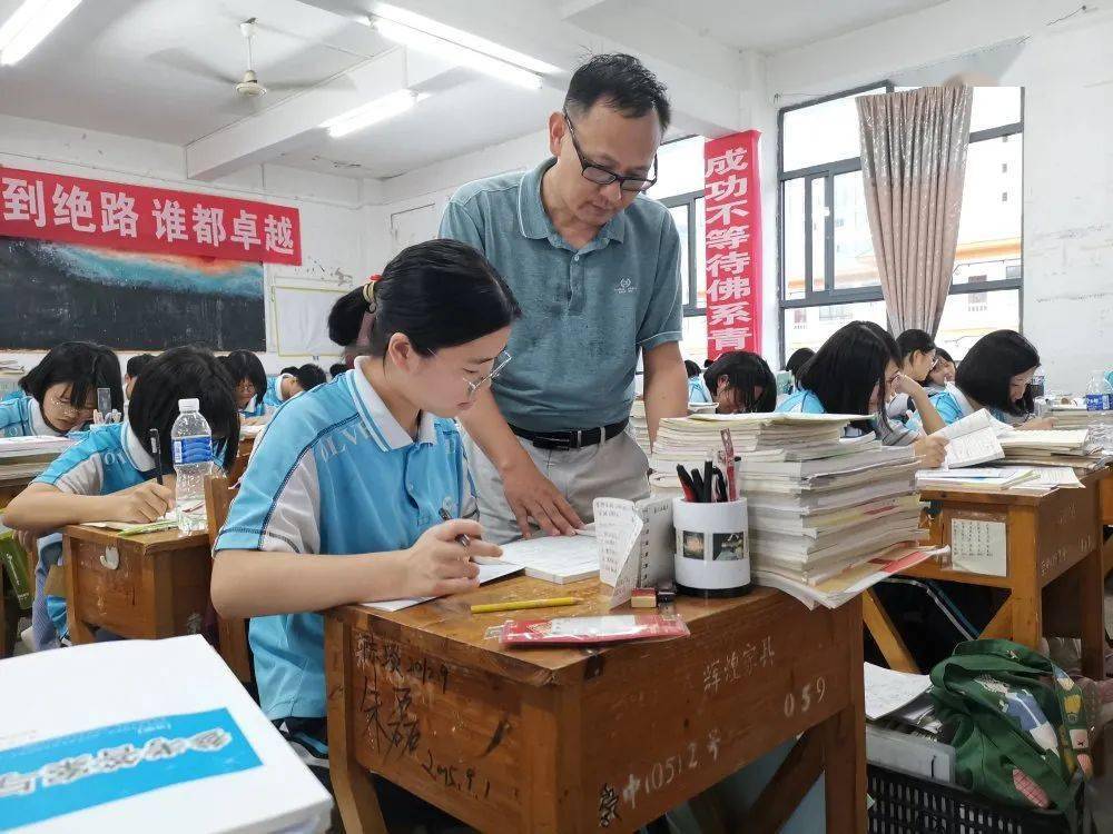 用坚守书写教育人生记崇义中学优秀教师田长荣