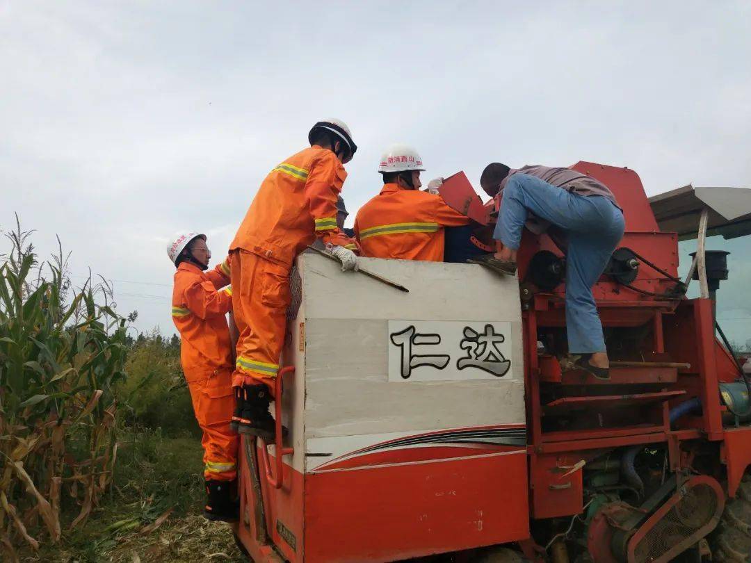 屯留一男子手被收割机绞住情况紧急消防员