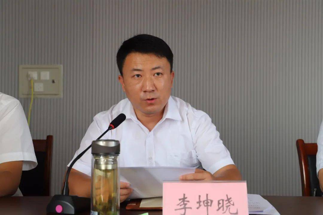 张立代表潍坊医学院向下洼镇捐赠教育教学设备副镇长刘增国宣读镇委