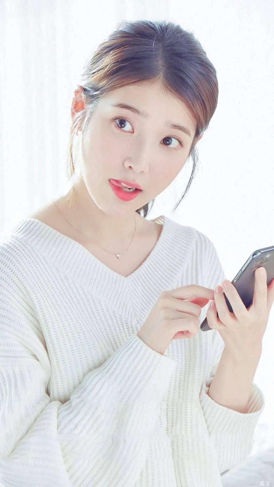 韩国民妹妹iu李知恩定义不同穿搭风格