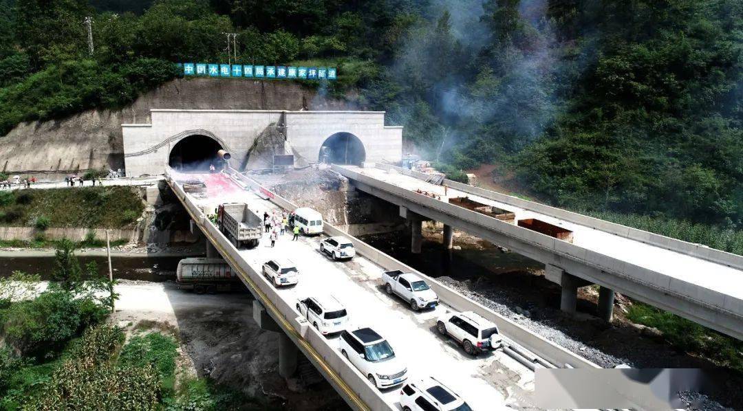 宜昭高速一期最后一个特长隧道康家坪隧道右洞顺利贯通