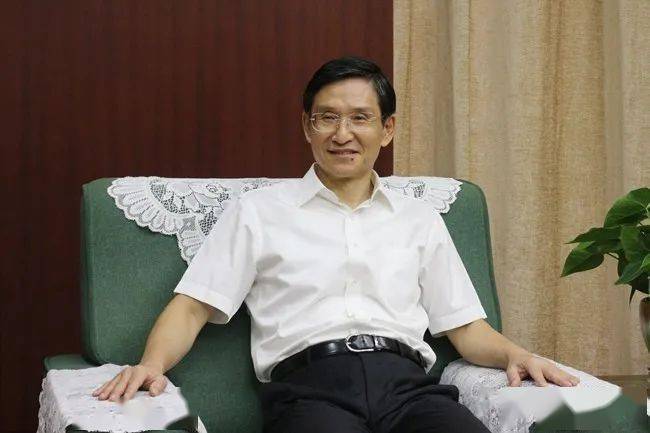 江西省人民政府副省长陈小平接受本刊记者专访(何旭 摄)金秋时节,走进