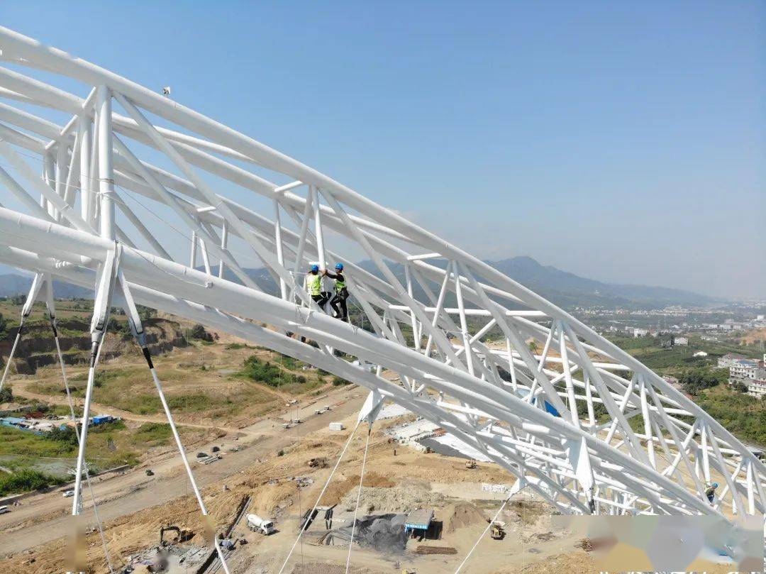 钢结构技术全国最大跨度桁架式双向钢拱安康体育馆