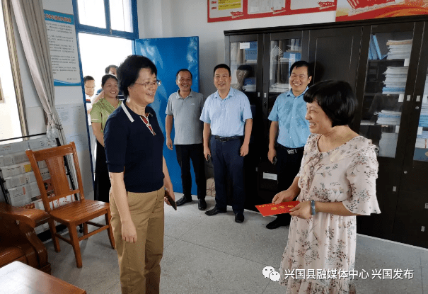 县委书记赖晓军县委副书记县长陈黎等县领导教师节走访慰问我县优秀