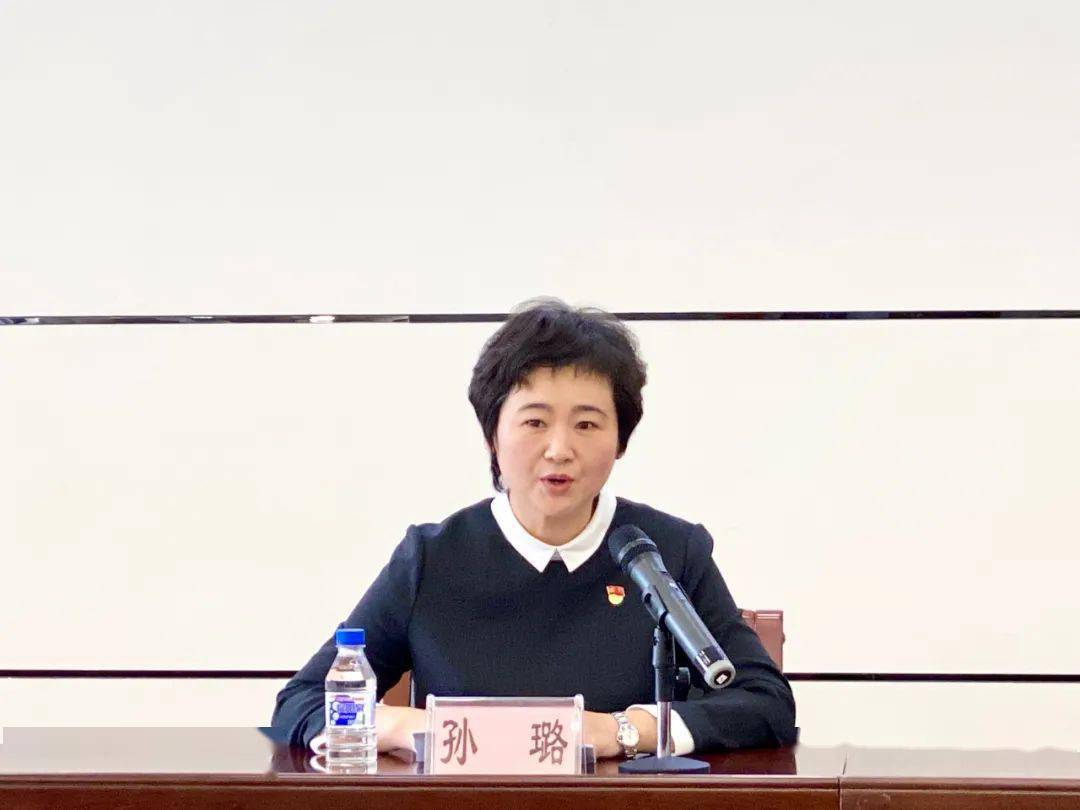 会议由区委组织部副部长史辉主持,分为两个阶段,一是举办龙潭区党员