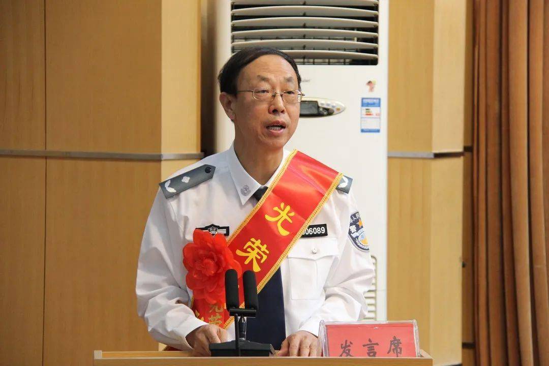 退休教师代表张卫国和青年教师代表张振宁结合自己教育工作经历作了