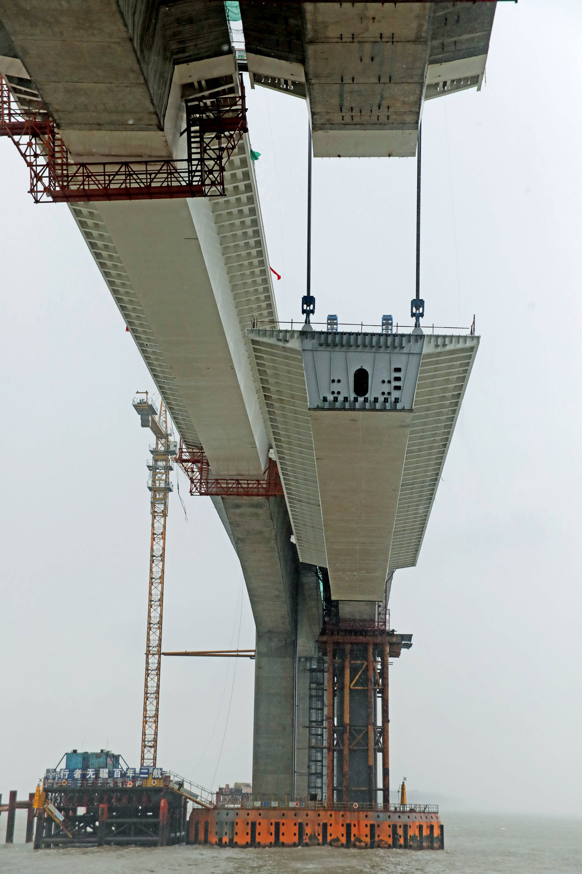 9月11日,舟岱大桥北通航孔桥左幅中跨合龙段钢箱梁正在吊装,该梁段重