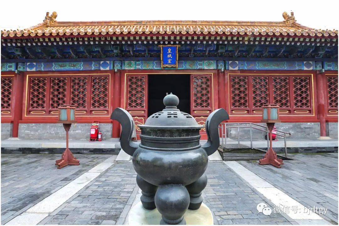 夏至"大祀方泽时,由礼部侍郎将诸神位请至祭坛安置于各相应的神位座上