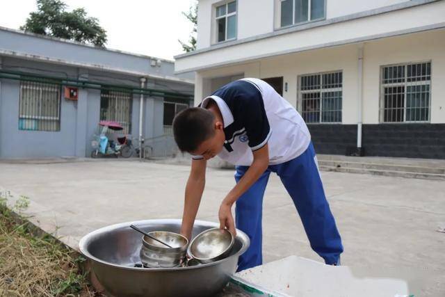 在香泉中学记者看到,前往食堂就餐的学生说的最多的话就是"叔叔(阿姨)